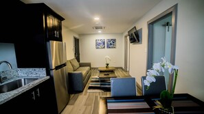 Suite familiar, 2 habitaciones, cocina | Zona de estar | Una televisión de pantalla plana