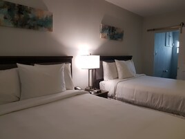 Ropa de cama de alta calidad, colchones con pillow-top y minibar 