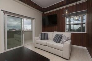 Habitació executiva, 1 dormitori, cuina | Sala d'estar | Televisor de pantalla plana 