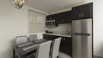 Suite Keluarga, 2 kamar tidur, dapur | Dapur pribadi | Lemari es, mesin pembuat kopi/teh, dan ketel listrik
