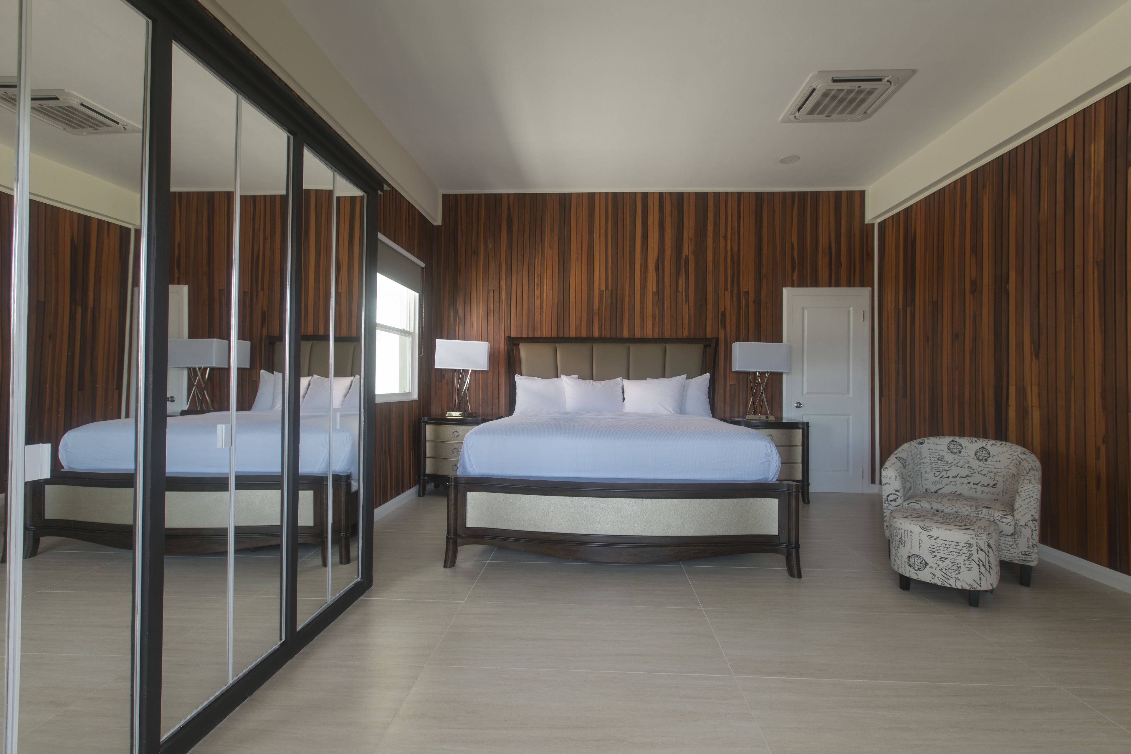 Executive kamer, 1 slaapkamer, keuken | Luxe beddengoed, pillowtop-bedden, een minibar, een kluis op de kamer