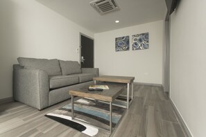 Suite familiar, 2 habitaciones, cocina | Zona de estar | Una televisión de pantalla plana