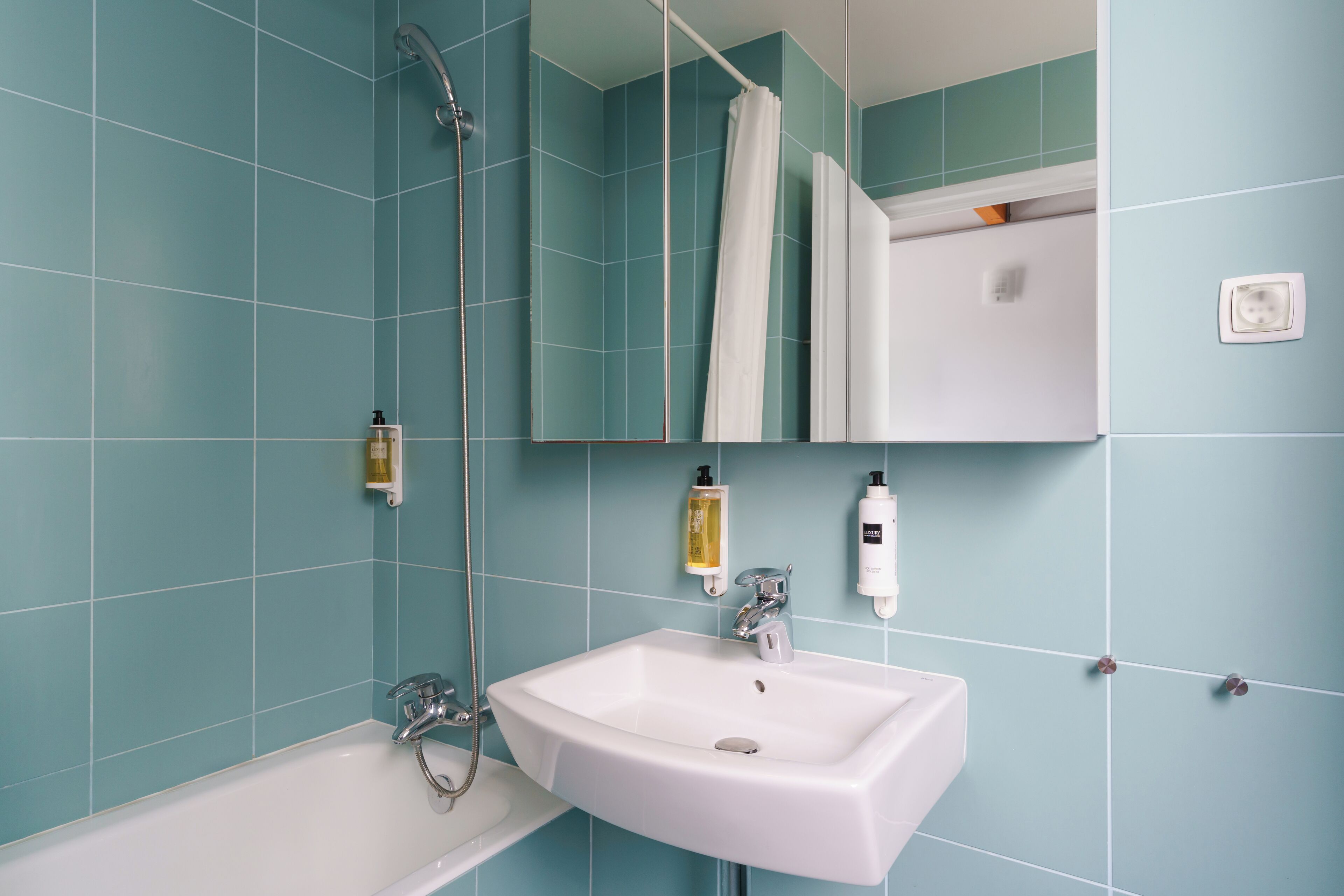 studio (antique fontaínhas) | bathroom | bathtub, hair dryer, bidet, towels