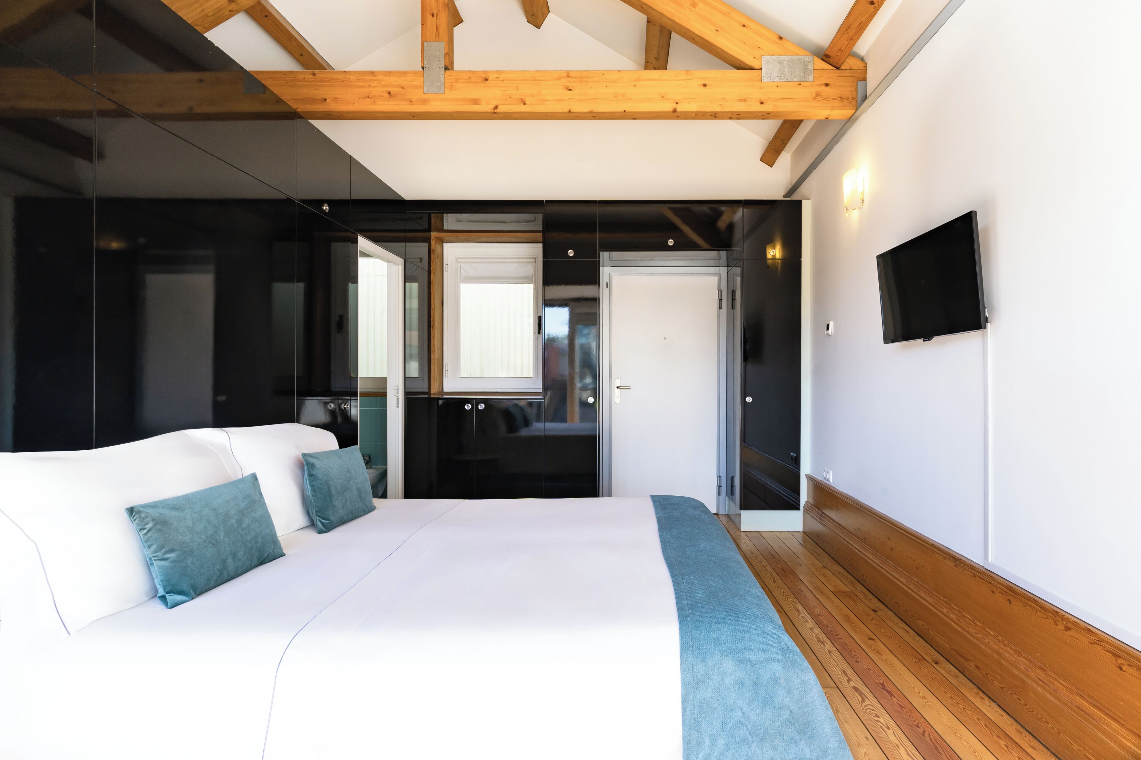 studio (antique fontaínhas) | premium bedding, pillow-top beds, desk, iron/ironing board