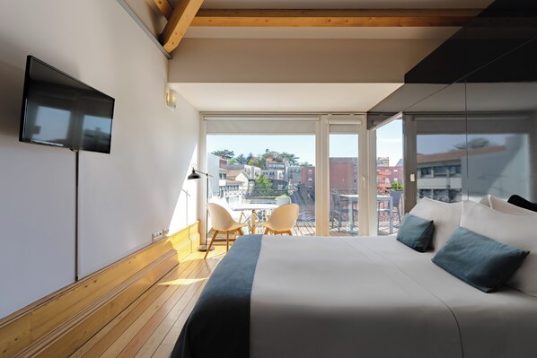 Studio (Antique Fontaínhas) | Premium bedding, pillow-top beds, desk, iron/ironing board