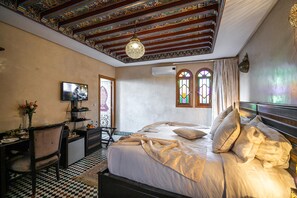 Superior Suite, 1 Katil Raja (King), Private Bathroom | Peralatan tempat tidur premium, bar mini, peti besi dalam bilik 