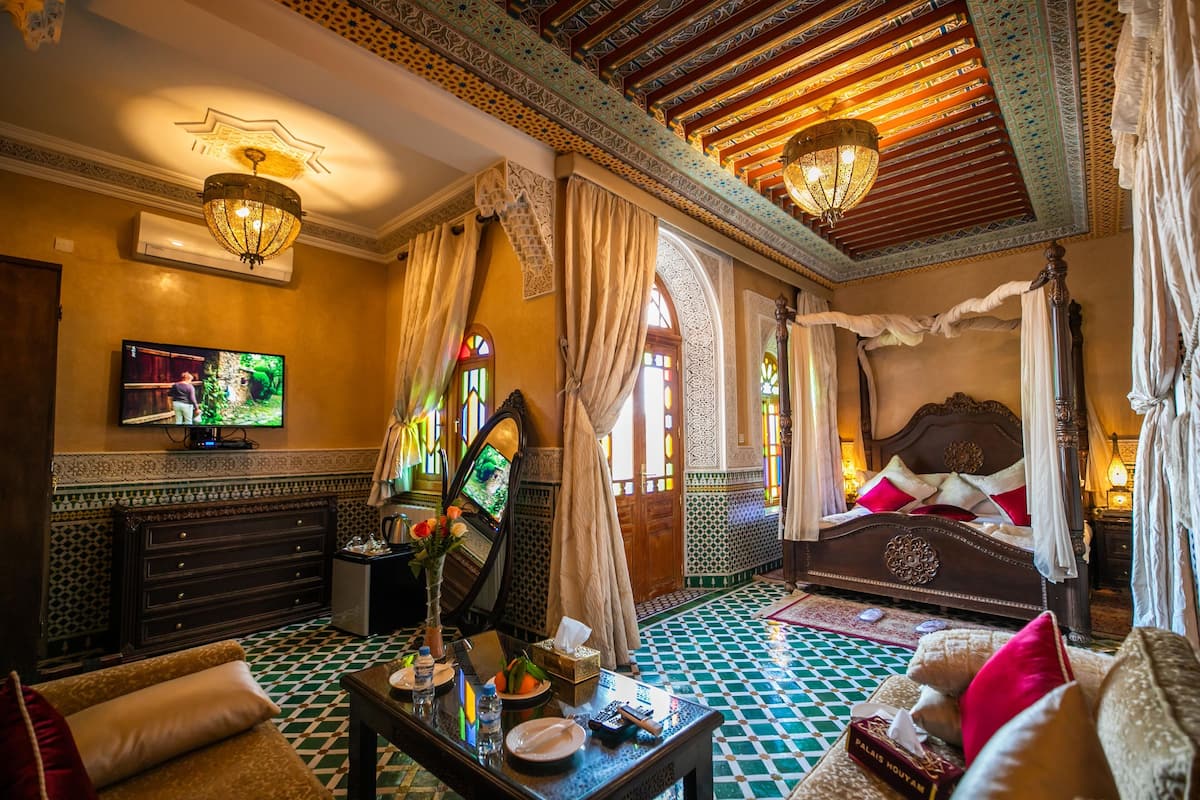Premium Suite, 1 King Bed, Non Smoking, City View | In-room dining