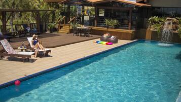 2 piscinas internas, piscina externa, guarda-sóis, espreguiçadeiras