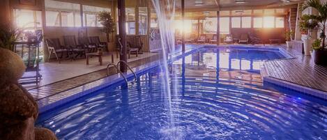2 piscinas techadas, una piscina al aire libre, sombrillas