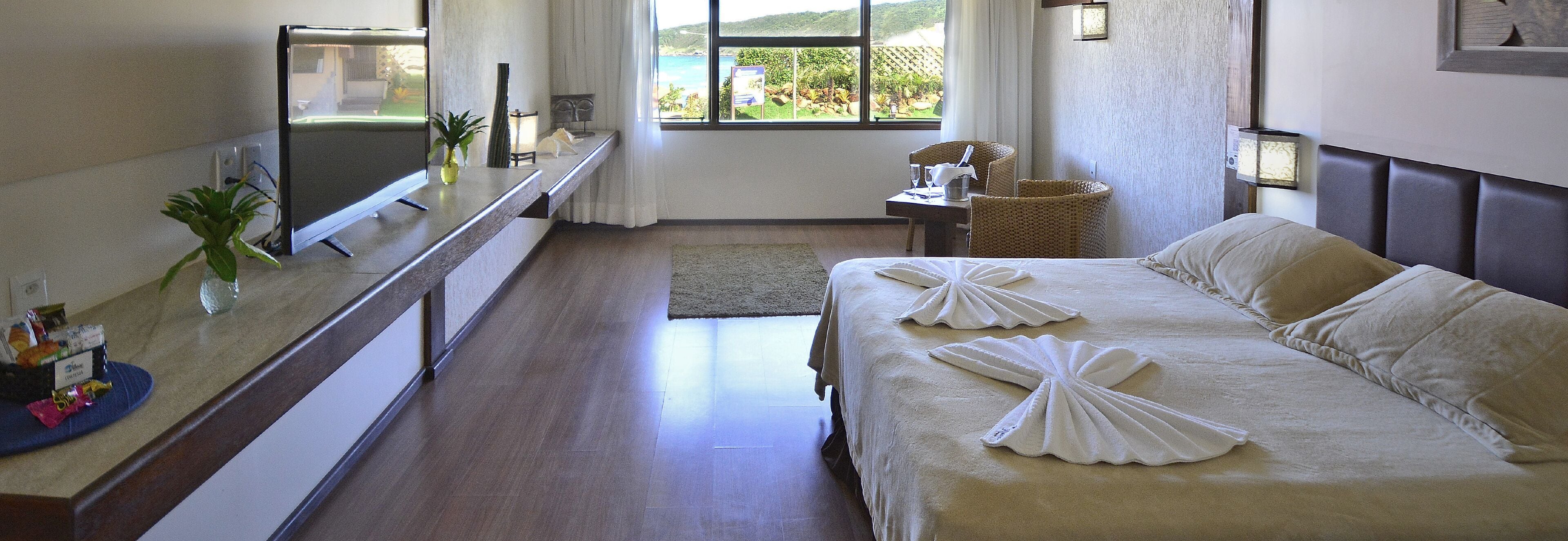 أغطية فراش متميزة وميني بار وخزنة داخل الغرفة وبديكورات فريدة لكل غرفة