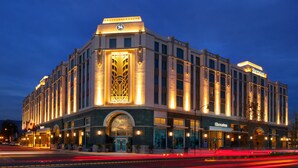A large, multi-story hotel with a prominent entrance and a clock on the facade. - Sheraton Los Angeles San Gabriel (San Gabriel)