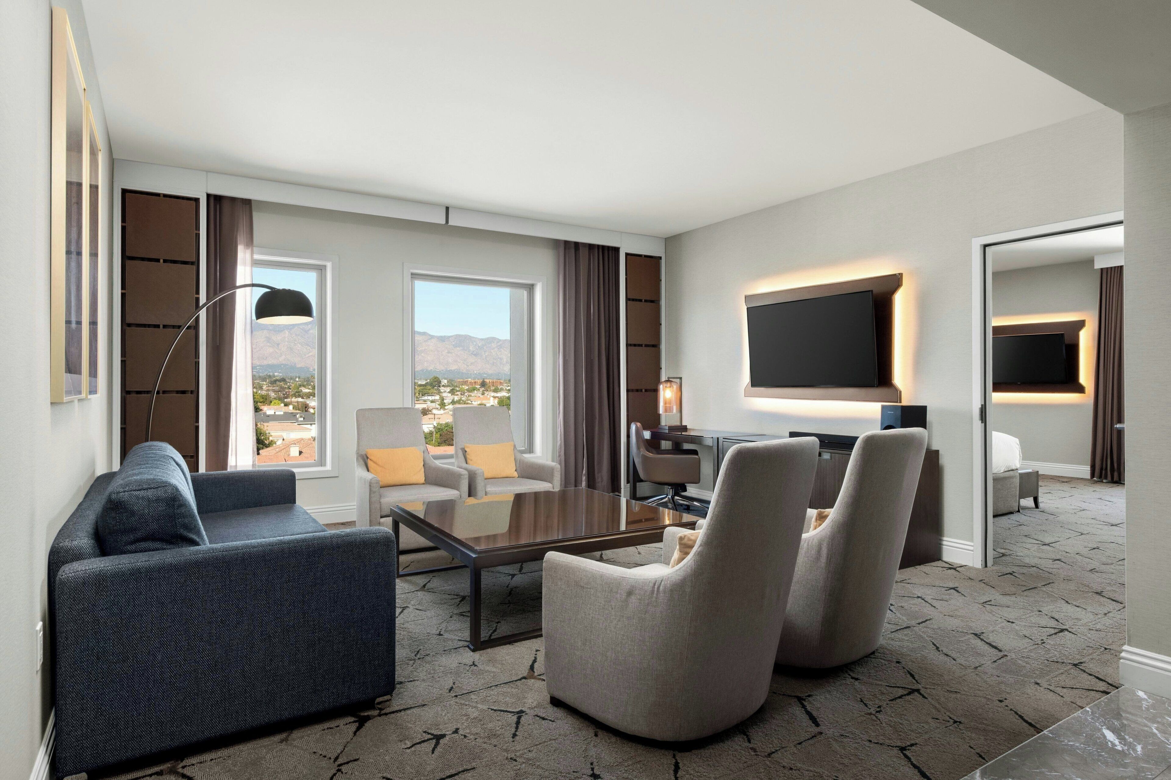 Suite – executive, 1 kingsize-seng med sovesofa | Oppholdsrom | LED-TV