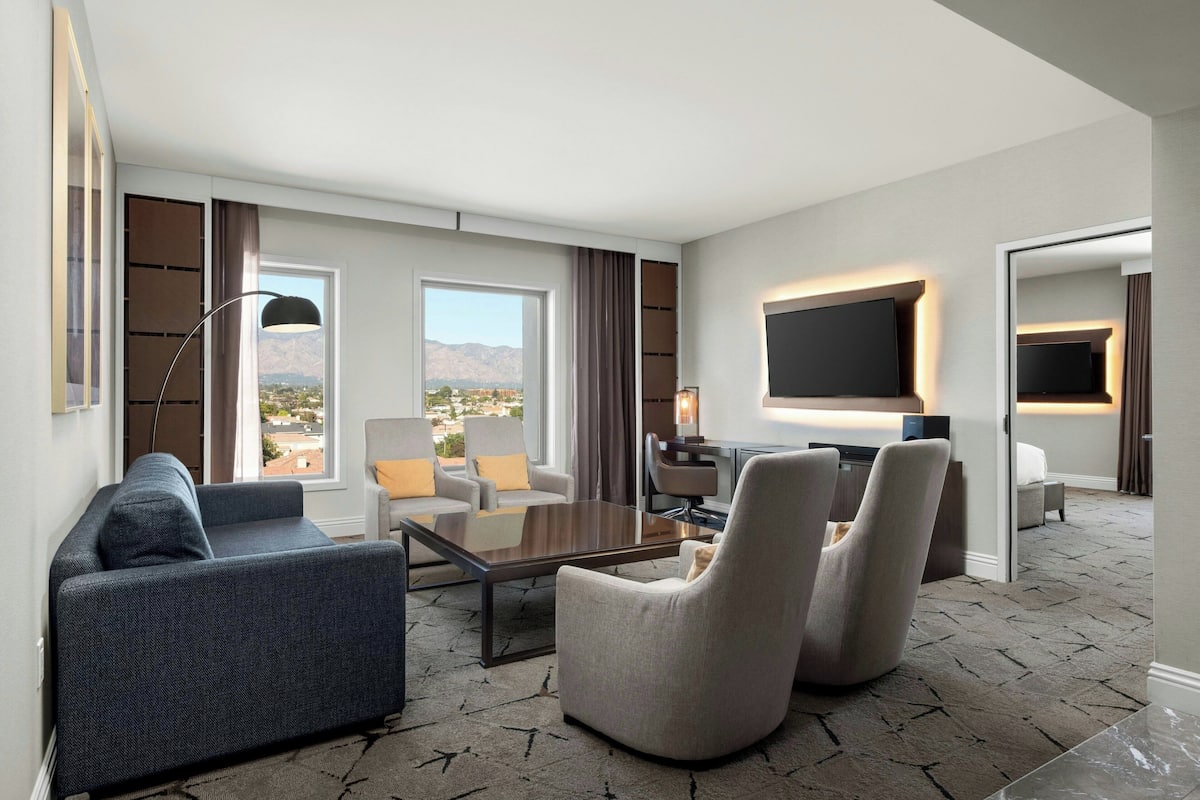 Executive Suite, 1 King Bed with Sofa bed | Living room | LED TV