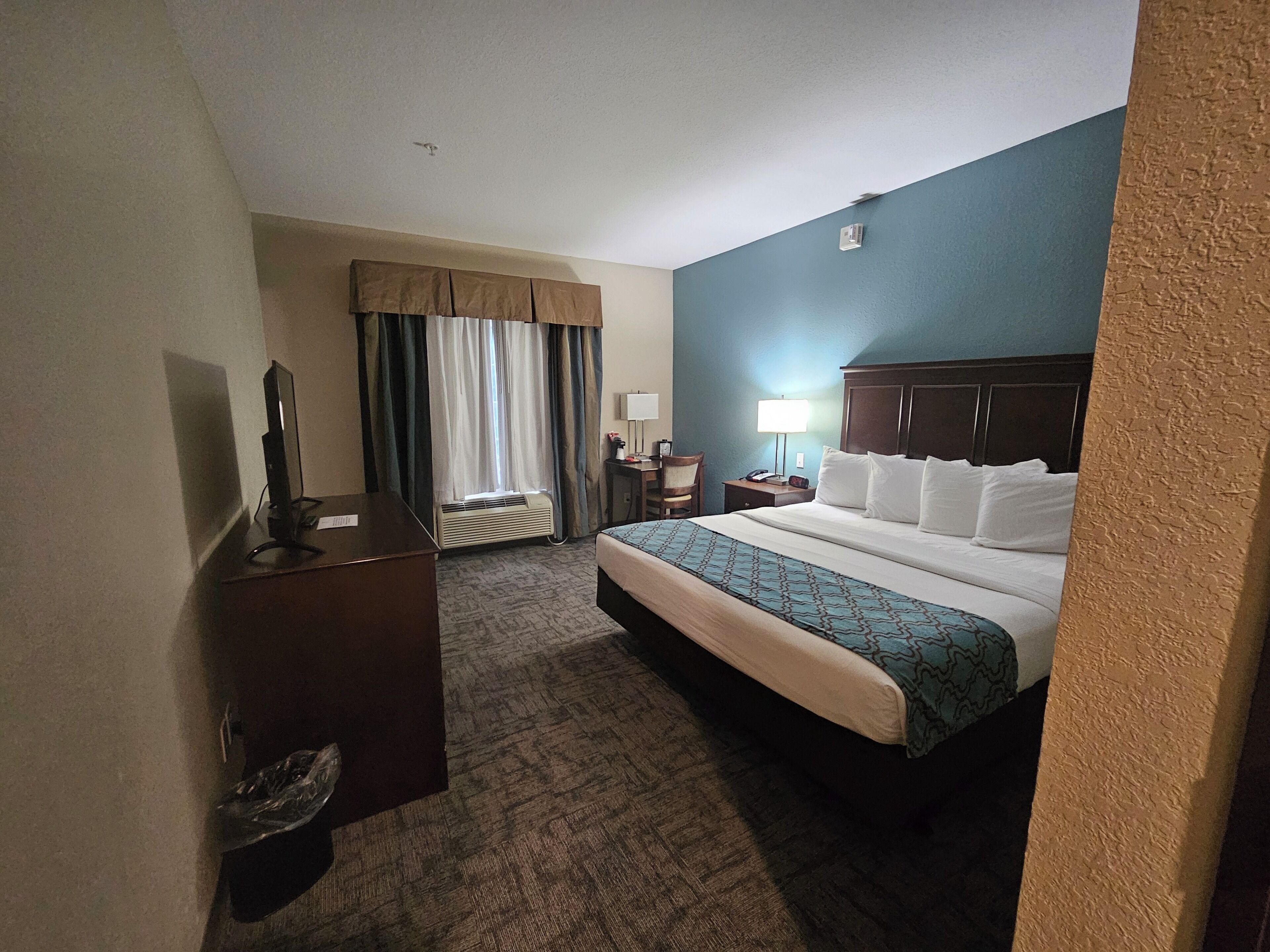 basic room, 1 king bed, mobility accessible | desk, iron/ironing board, free wifi, bed sheets