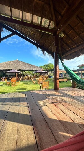 Una televisión de pantalla plana