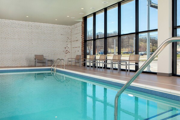 من حمّامات السباحة المغطاة