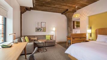 Ropa de cama de alta calidad y caja de seguridad en la habitación