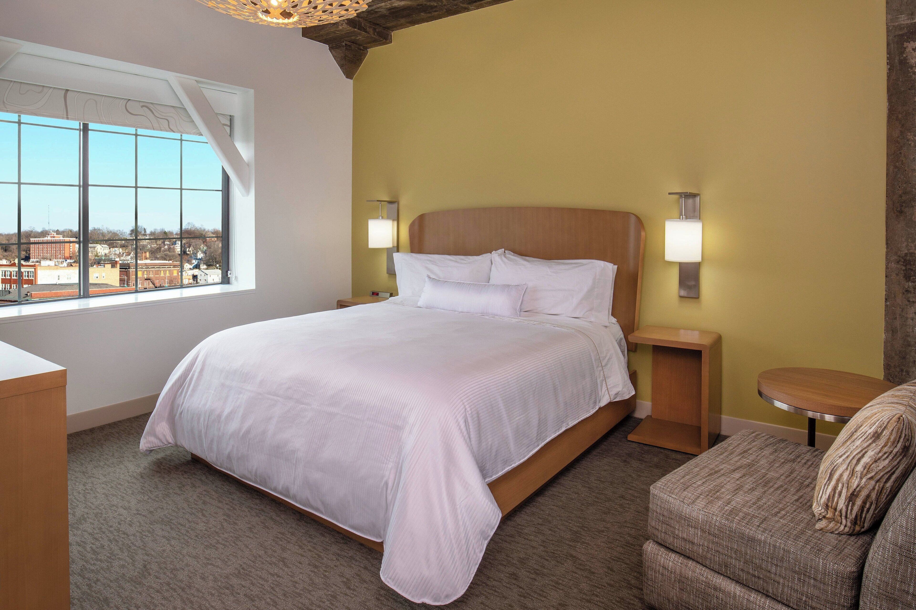 studio, 1 king bed | premium bedding, in-room safe, desk, blackout curtains