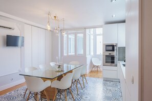 Apartamento Premium, 3 habitaciones, vistas a la ciudad (Downtown Art Tyle) | Cocina privada | Frigorífico, microondas, horno y placa de cocina