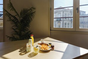 Apartamento Premium, 5 habitaciones, vistas a la ciudad (Downtown Luxury Retreat) | Zona de estar | Una televisión de pantalla plana, juguetes