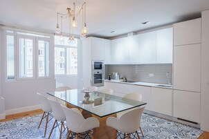 Apartemen Premium, 3 kamar tidur, pemandangan kota (Downtown Art Tyle) | Dapur pribadi | Mesin pembuat kopi/teh, lemari es, microwave, dan oven