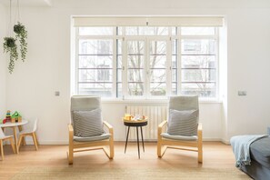 Apartamento Premium, 3 habitaciones, vistas a la ciudad (Downtown Heaven) | Zona de estar | Una televisión de pantalla plana, juguetes