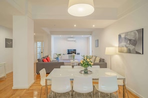 Apartamento Premium, 3 habitaciones, vistas a la ciudad (Photo Downtown Flat) | Cocina privada | Frigorífico, microondas, horno y placa de cocina