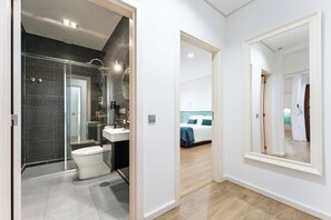 Departamento Premium, 3 habitaciones, vista a la ciudad (Downtown Heaven) | Baño | Regadera, secadora de cabello, toallas, shampoo 