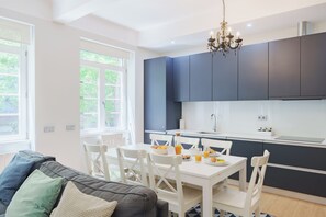 Apartamento Premium, 3 habitaciones, vistas a la ciudad (Downtown Essence) | Cocina privada | Frigorífico, microondas, horno y placa de cocina