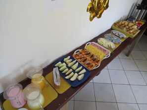 Free daily buffet breakfast  - Pousada Casa do Mar (Paraty)