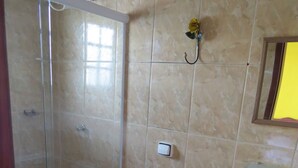 A bathroom with a toilet, sink, and shower. - Pousada Casa do Mar (Paraty)