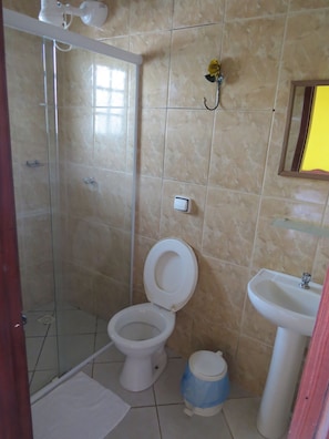 Chuveiro, produtos de toalete grátis