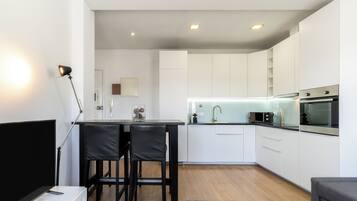 Premium Apartment, 1 Bedroom (Historic Boutique Flat) | Private kitchen | Fridge, microwave, oven, stovetop