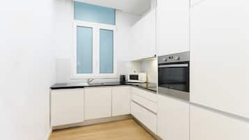 Apartamento premium, 1 quarto (Historic Cozy Flat) | Cozinha privada | Geladeira, micro-ondas, fogão, cooktop