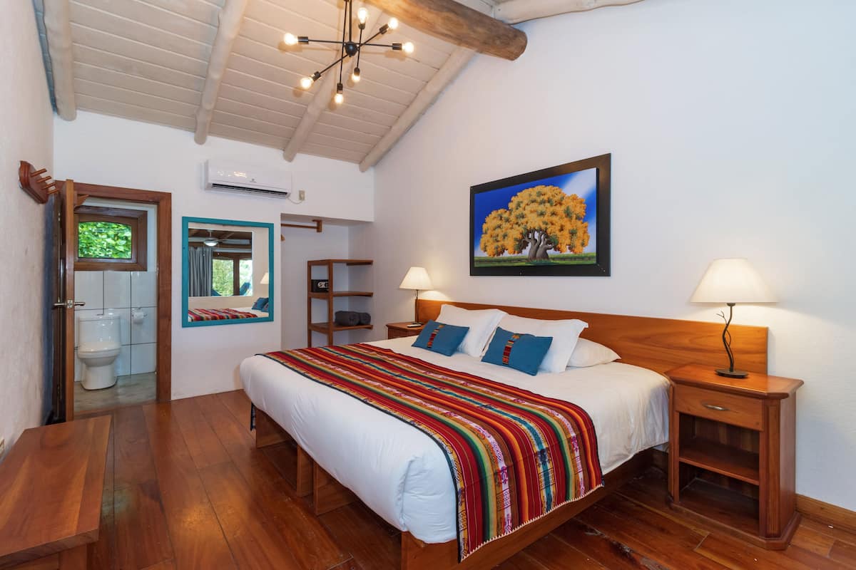 Habitación cuádruple ejecutiva | Ropa de cama de alta calidad y decoración personalizada