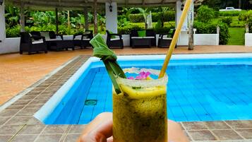 Utomhuspool och solstolar