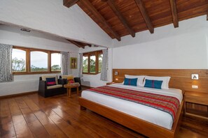 Premium bedding, individually decorated, individually furnished - Enchanted Galapagos Lodge (Bella Vista)