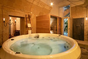 Salas de tratamiento para parejas, un sauna, una bañera de hidromasaje