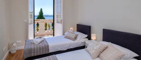 2 slaapkamers, een strijkplank/strijkijzer, reisbedje, gratis wifi