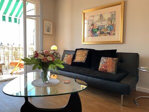 Platt-tv, dvd-spelare, böcker och ett filmbibliotek