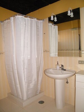Shower, towels, toilet paper - SAN JOSÉ RURAL HOUSE (Yaco)