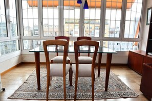 Dining - Bright apartment in the center of Barcelona. (Barcelona)