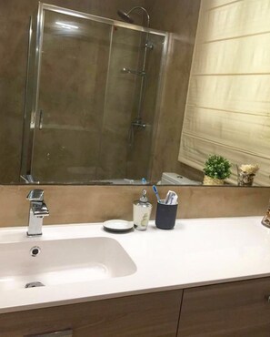 Combined shower/bathtub, hair dryer, towels, soap - Bright apartment in the center of Barcelona. (Barcelona)