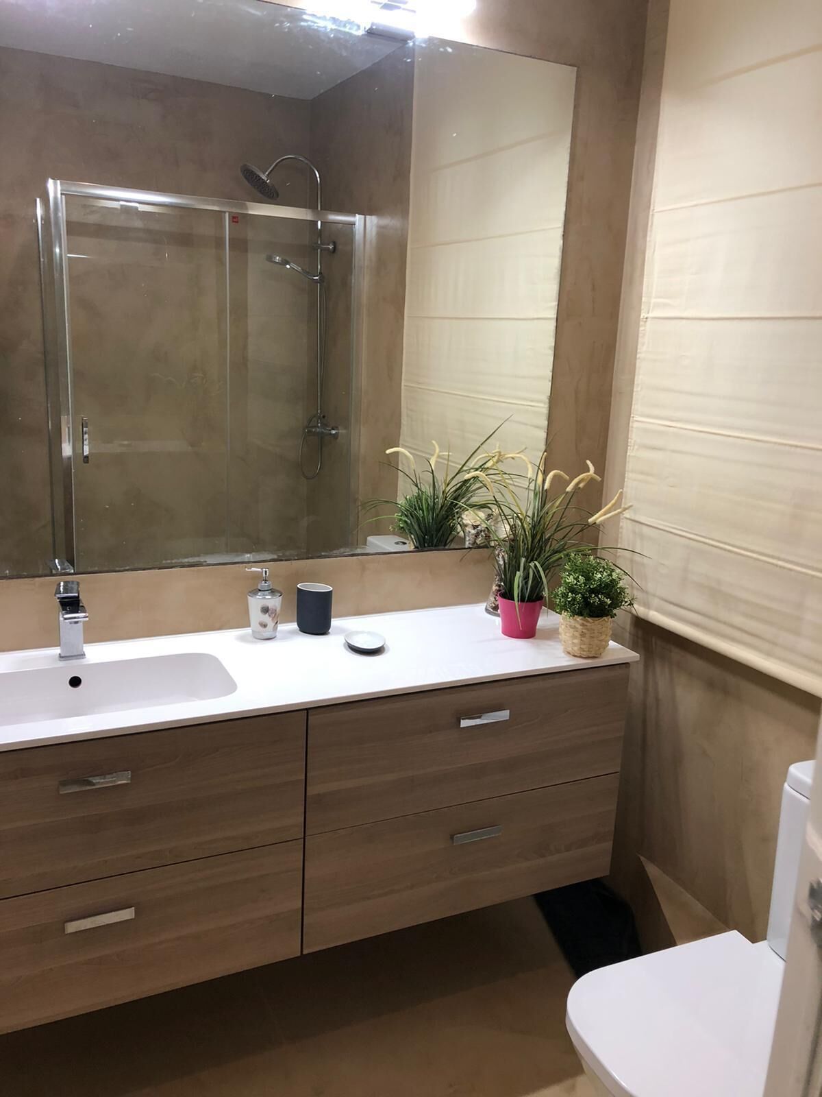 Bañera con ducha, secador de pelo, toallas, jabón