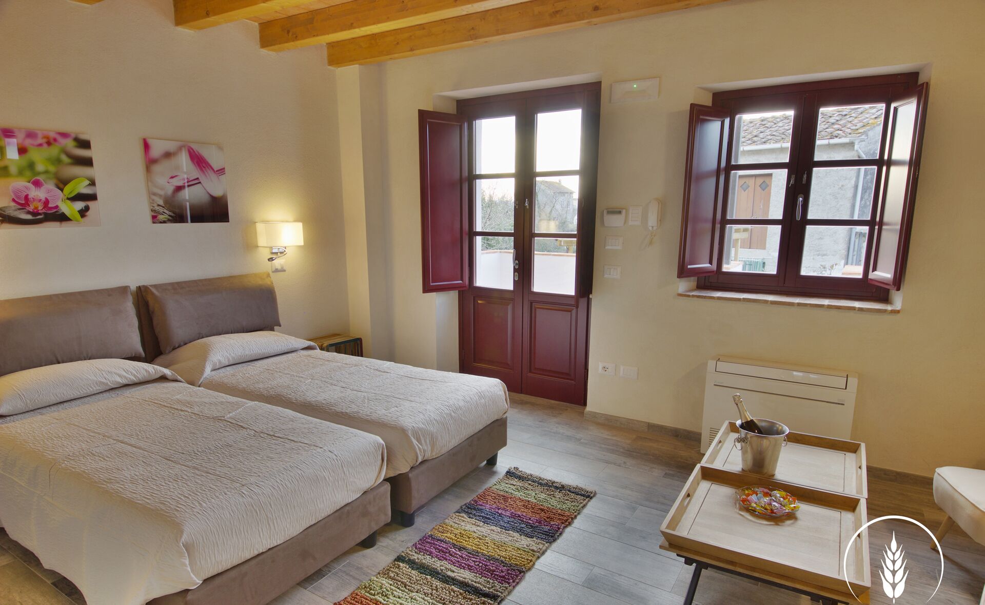 2 chambres, coffres-forts dans les chambres, fer et planche à repasser