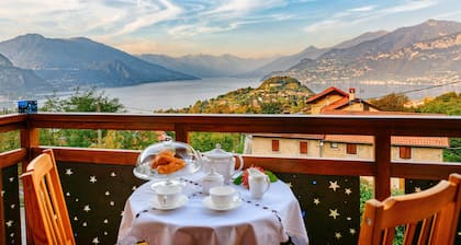 BELLAGIO LES ETOILES villa with garden, hot tube, lake view, bbq, private parking