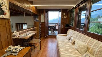 Smart-TV, BĂŒcher, Stereoanlage, Computerbildschirme