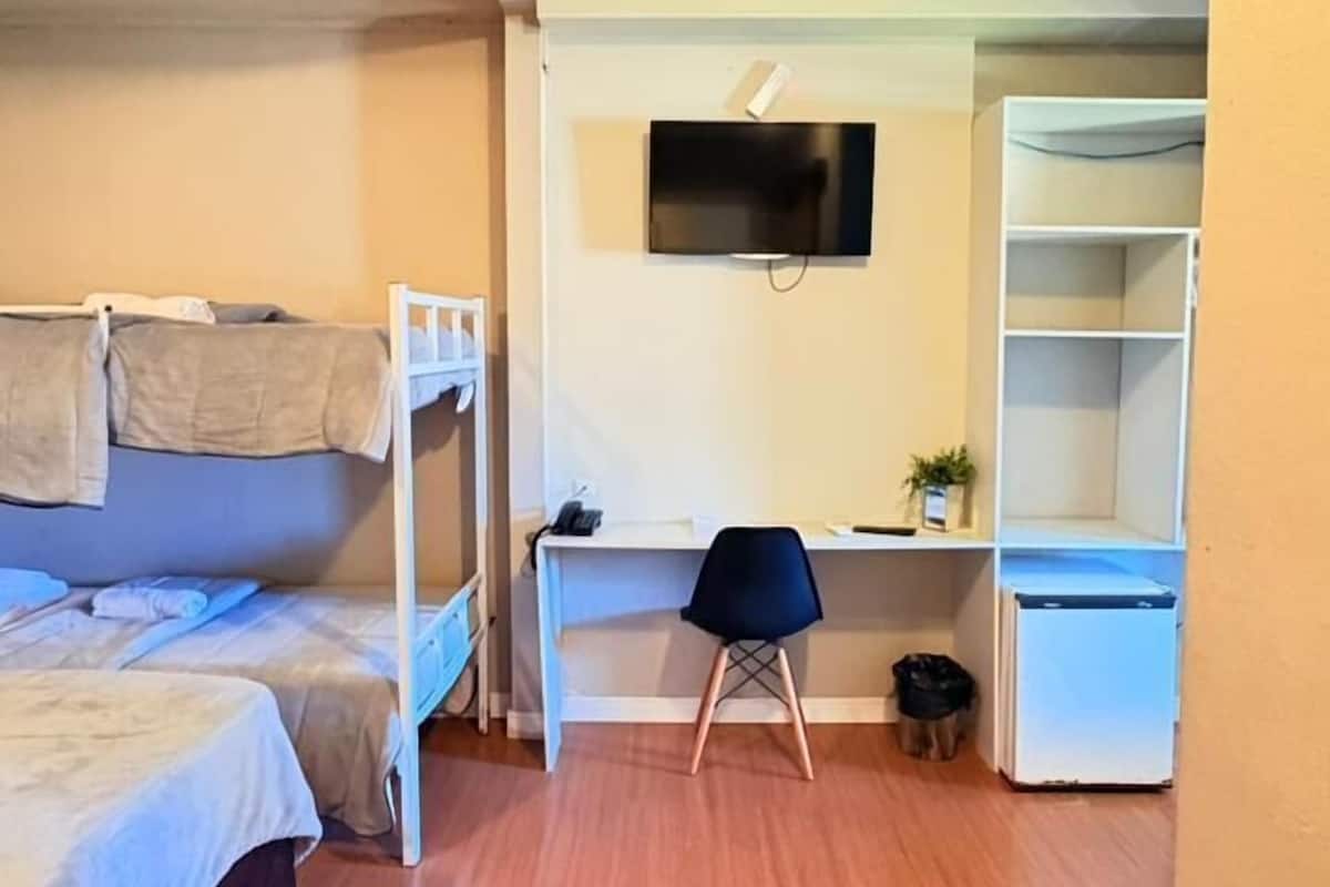 Minibaari, kannettavalle tietokoneelle sopiva työtila, pimennysverhot