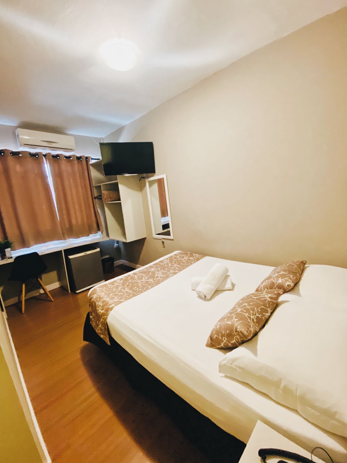 Minibar, laptop workspace, blackout drapes, free WiFi