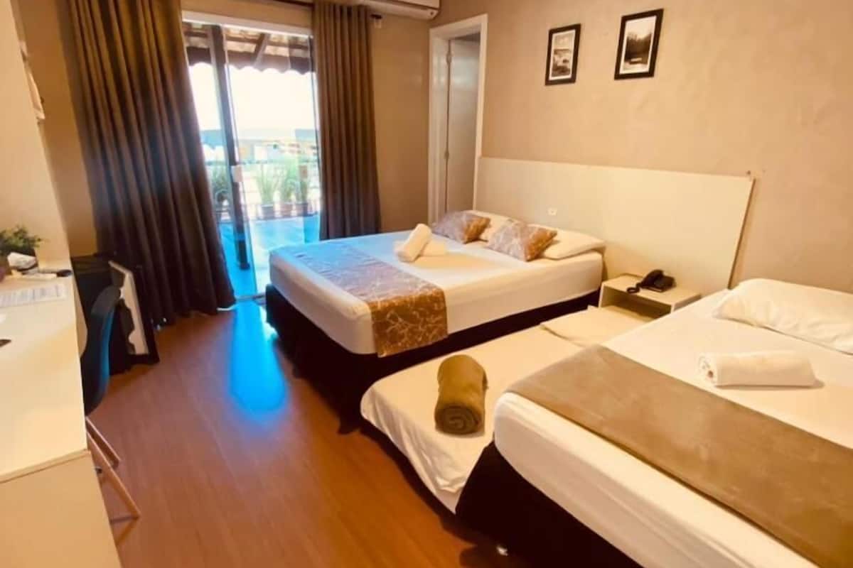 Minibar, ruang kerja ramah laptop, tirai kedap cahaya, dan Wi-Fi gratis